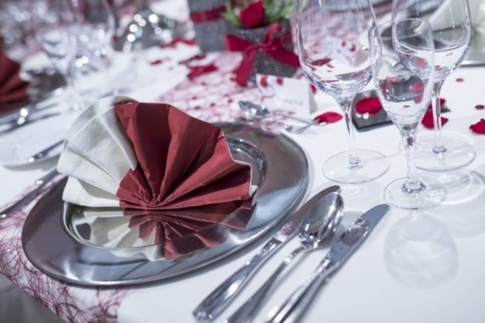 Das macht schon was her!: Für Feiern und Feste wie Weihnachten und Silvester lohnt es sich, den Tisch nach den Regeln der Restaurants einzudecken.