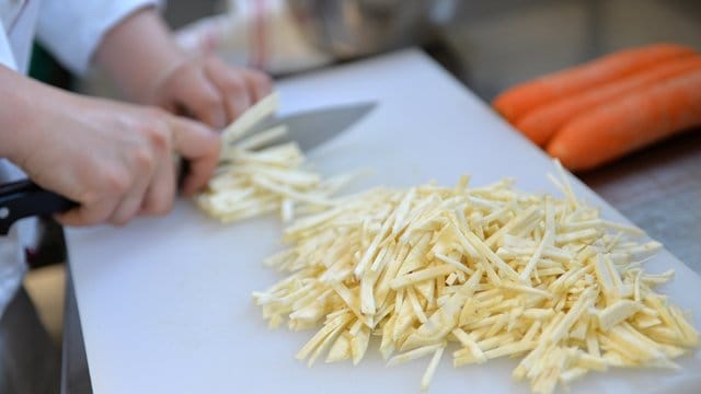 Schneidebrettchen aus Plastik sind Keimfänger.