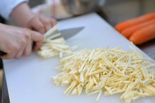 Schneidebrettchen aus Plastik sind Keimfänger.