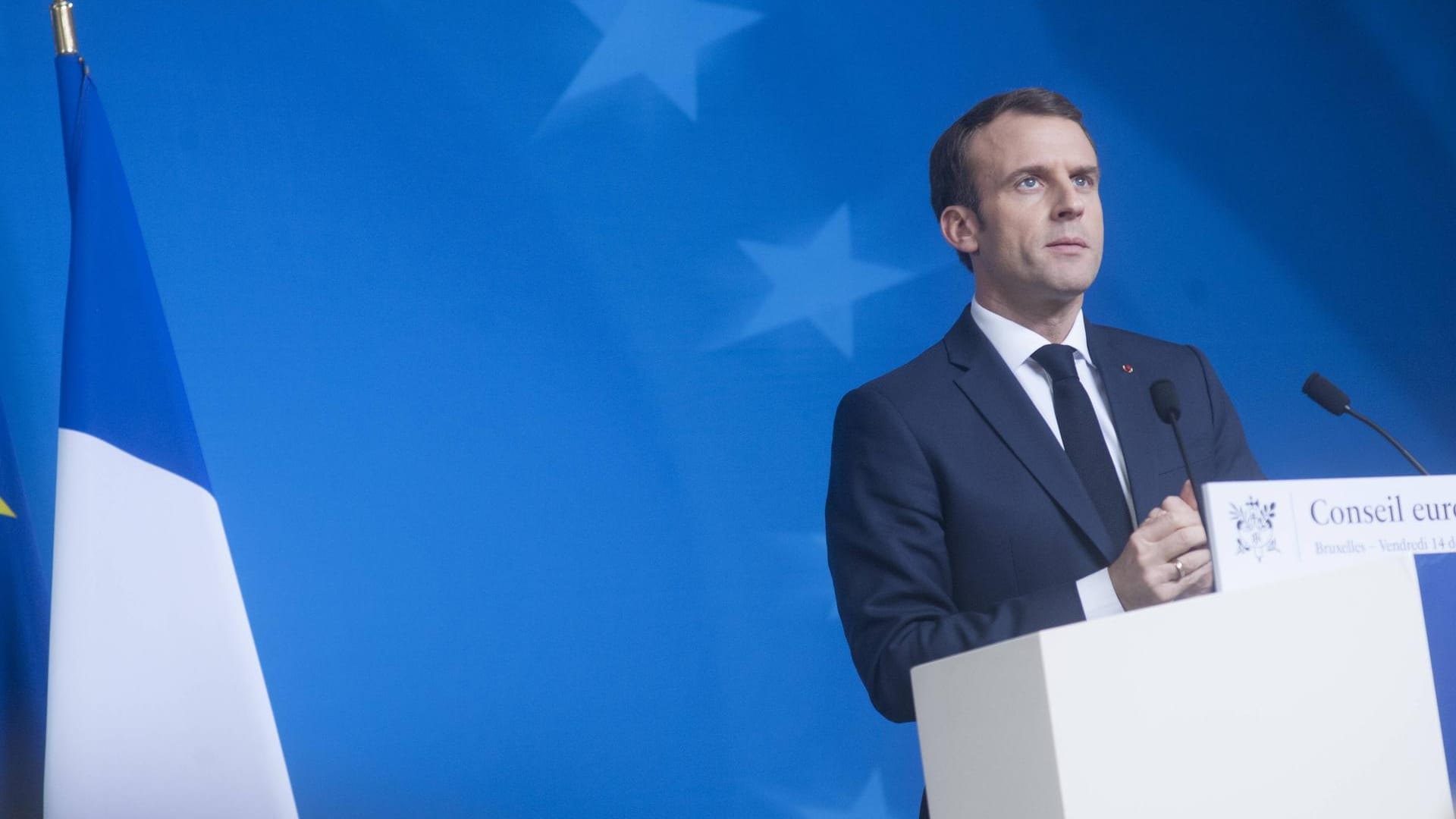 Präsident Macron beim EU-Gipfel in Brüssel: Frankreichs Regierung hat einen Verstoß gegen die EU-Obergrenze beim Haushaltsdefizit im nächsten Jahr eingeräumt.