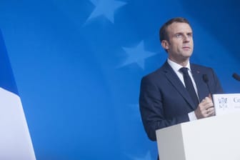 Präsident Macron beim EU-Gipfel in Brüssel: Frankreichs Regierung hat einen Verstoß gegen die EU-Obergrenze beim Haushaltsdefizit im nächsten Jahr eingeräumt.