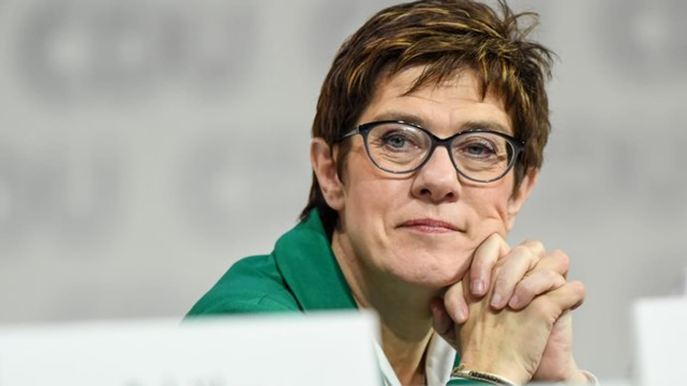 Annegret Kramp-Karrenbauer ist neue CDU-Vorsitzende - sowie sie und ihre Vorgängerin Bundeskanzlerin Angela Merkel es letztlich wohl geplant hatten.