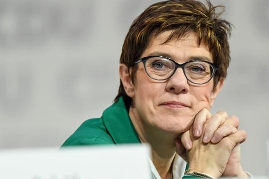 Annegret Kramp-Karrenbauer ist neue CDU-Vorsitzende - sowie sie und ihre Vorgängerin Bundeskanzlerin Angela Merkel es letztlich wohl geplant hatten.