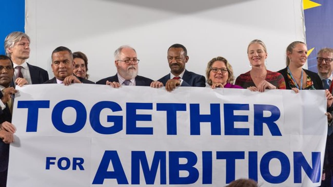 Vertreter der High Ambition Coalition halten beim Weltklimagipfel ein Banner mit der Aufschrift "Together for Ambition".