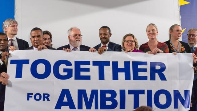 Vertreter der High Ambition Coalition halten beim Weltklimagipfel ein Banner mit der Aufschrift "Together for Ambition".