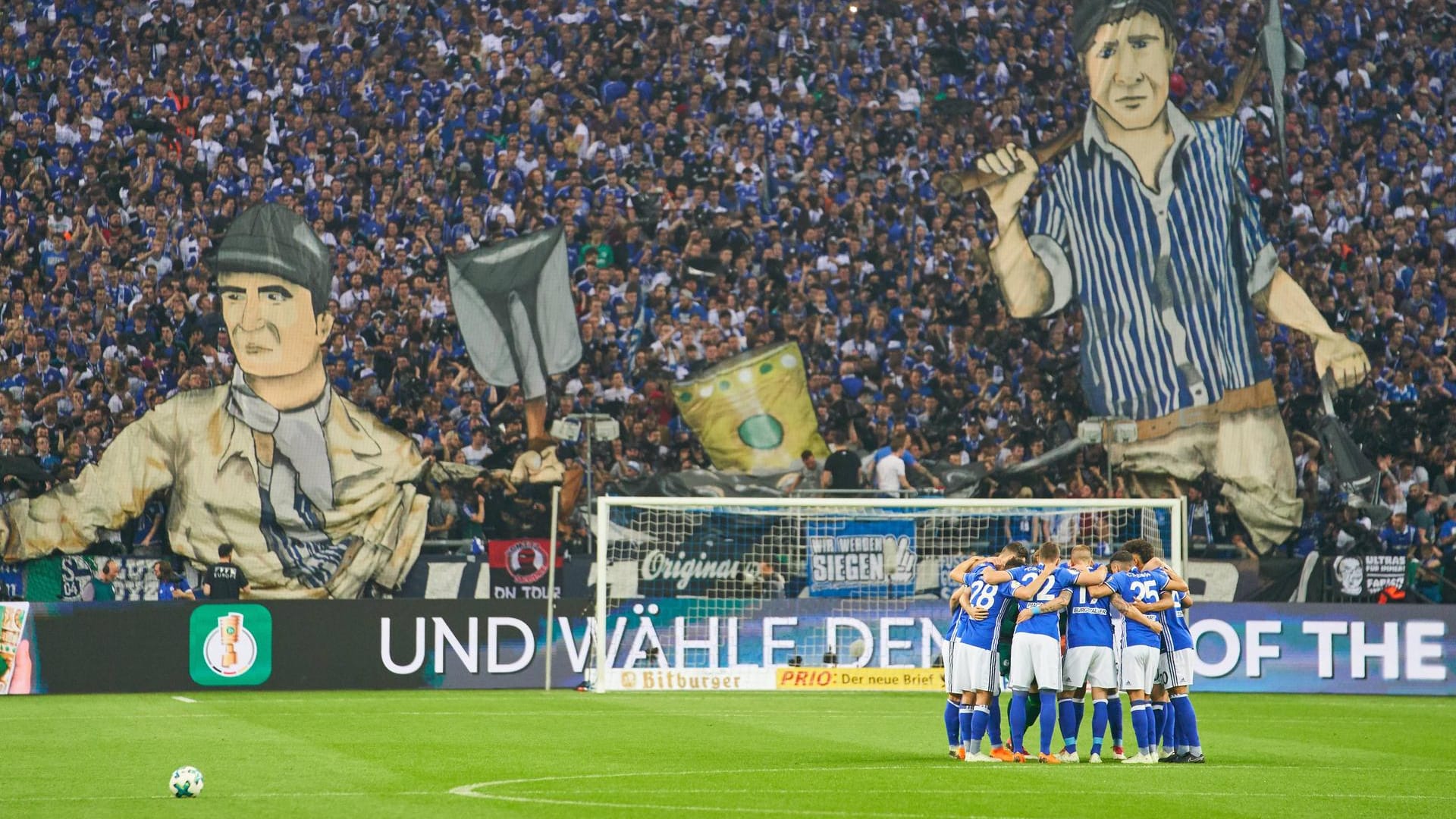 Die Schalker Fankurve mit einer Choreografie zum Bergbau: Der Verein war einst die Werks-Mannschaft einer Zeche.