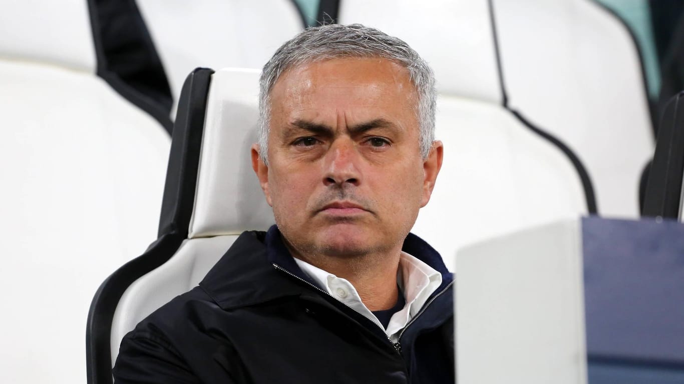 José Mourinho: Der Starcoach hat mit Manchester United bereits 19 Punkte Rückstand auf Spitzenreiter Liverpool.
