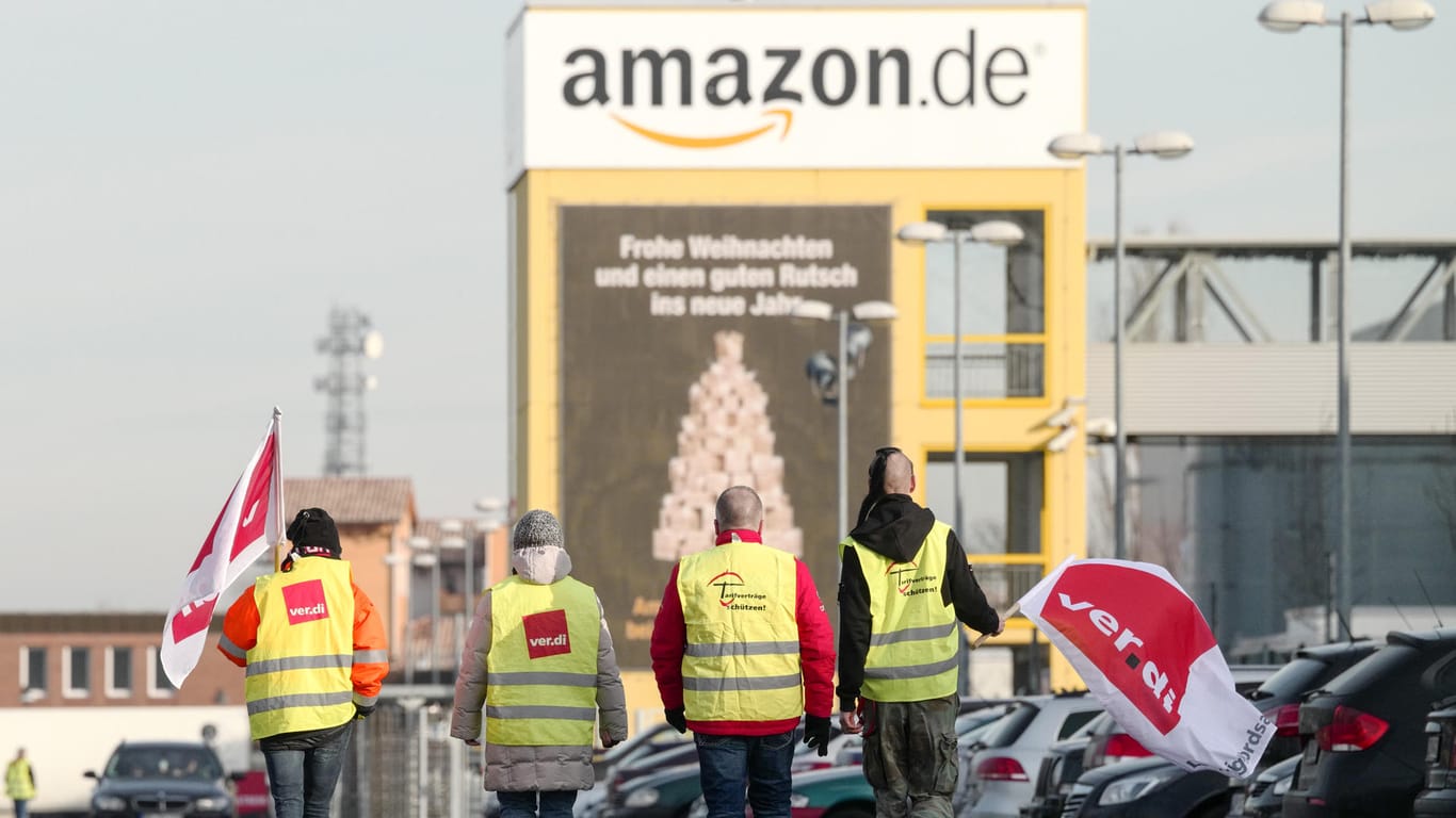 Streikende Mitarbeiter: Der Streik beim Versandhändler Amazon könnte bis Heiligabend dauern.