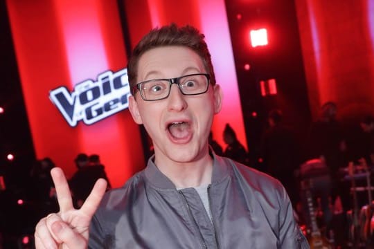 Samuel Rösch freut sich nach seinem Sieg in der Castingshow "Voice of Germany".