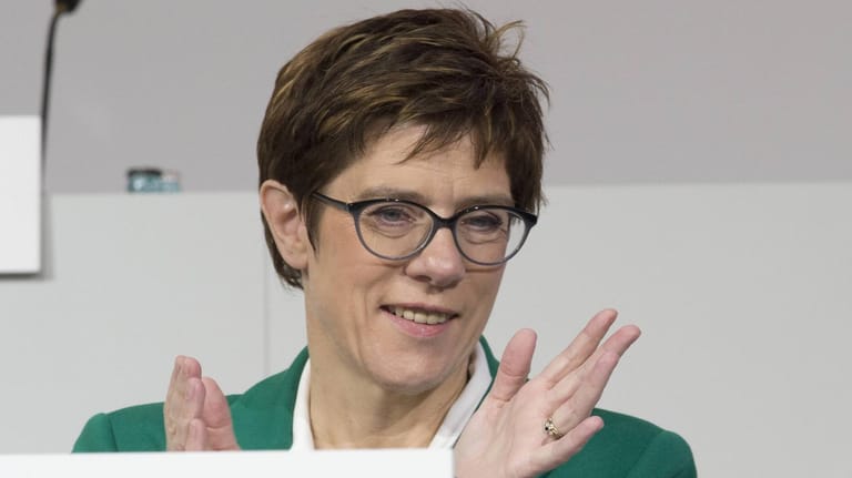 Annegret Kramp-Karrenbauer: Die CDU-Politiker würde sich einer Umfrage zufolge bei der Kanzlerwahl gegen SPD-Kandidaten durchsetzen.