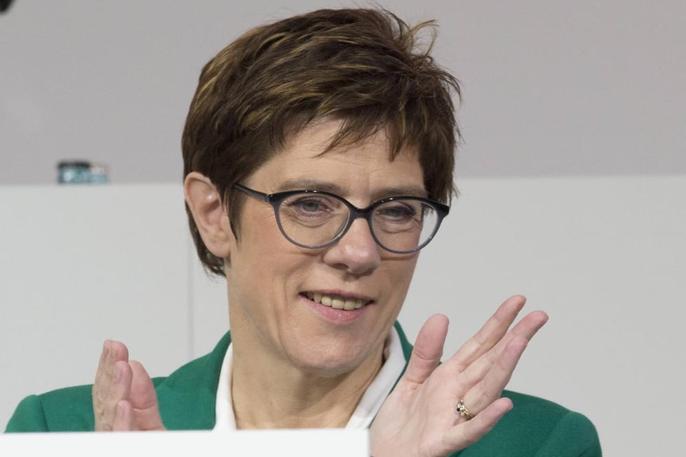Annegret Kramp-Karrenbauer: Die CDU-Politiker würde sich einer Umfrage zufolge bei der Kanzlerwahl gegen SPD-Kandidaten durchsetzen.