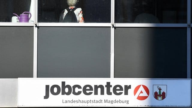 Nach Angaben von Experten haben immer mehr Menschen einen zweiten Job.