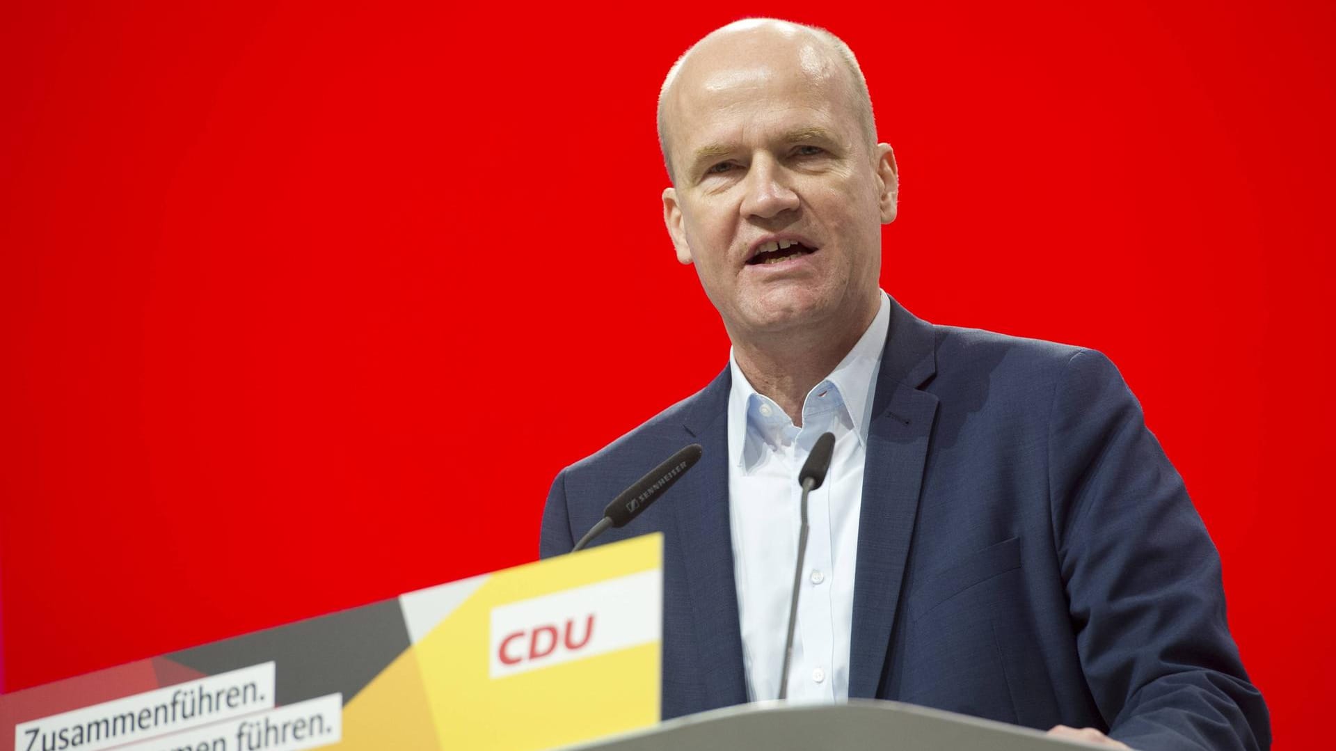 Ralph Brinkhaus: Der CDU-Fraktionsvorsitzende ist besorgt über die Verbreitung von Social Bots. Ralph Brinkhaus: Der CDU-Fraktionsvorsitzende ist besorgt über die Verbreitung von Social Bots.