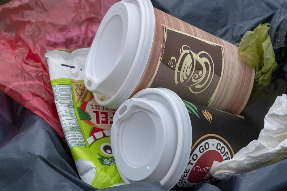 Weggeworfener Müll: Das neue Verpackungsgesetz ist ein Baustein im Kampf gegen unnötiges Müllaufkommen.