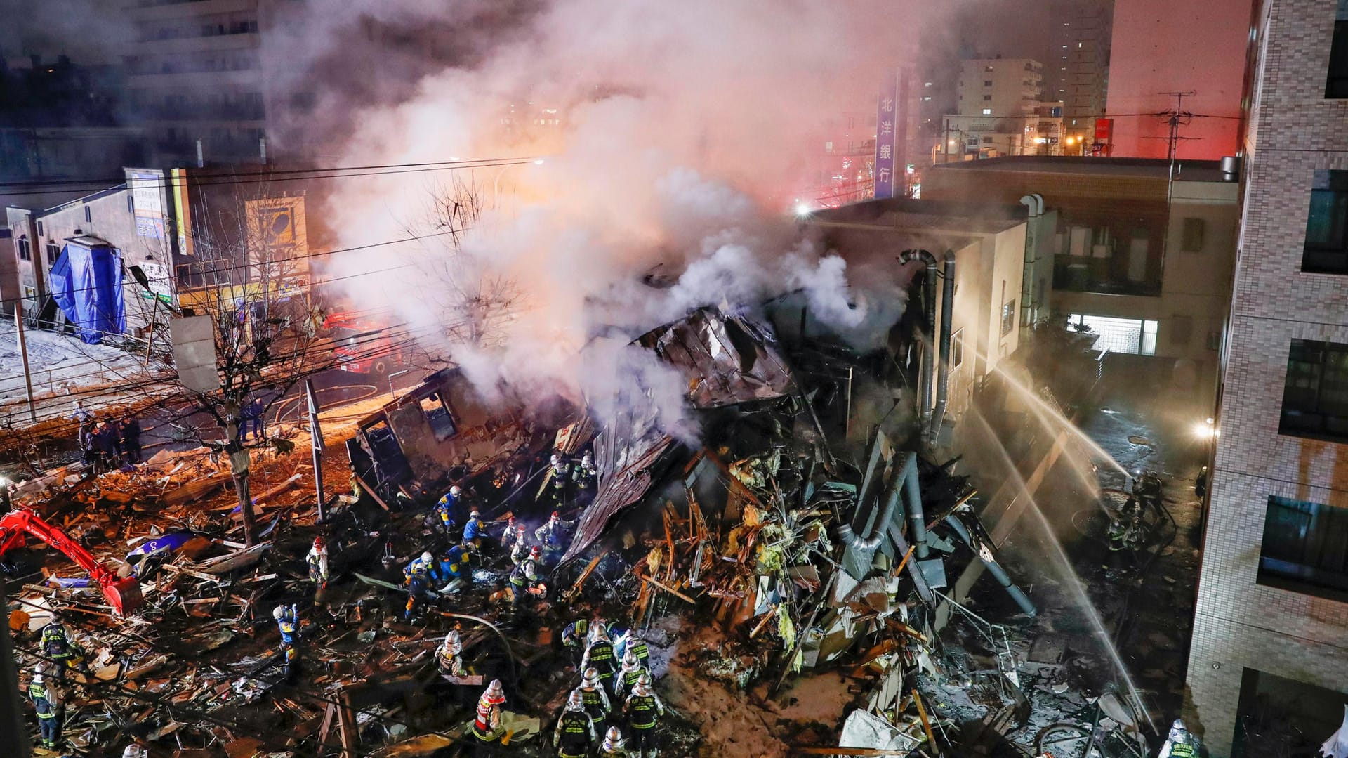 Explosion in einem Restaurant in Japan: Feuerwehrleute waren bis in die Morgenstunden im Einsatz. Explosion in einem Restaurant in Japan: Feuerwehrleute waren bis in die Morgenstunden im Einsatz.