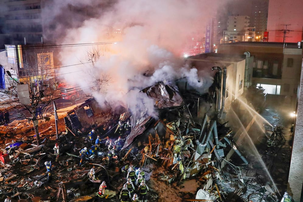 Explosion in einem Restaurant in Japan: Feuerwehrleute waren bis in die Morgenstunden im Einsatz.
