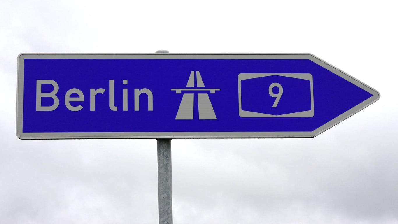 A9 Richtung Berlin: Der Berufsverkehr wurde durch einen umgekippten Lastwagen behindert.