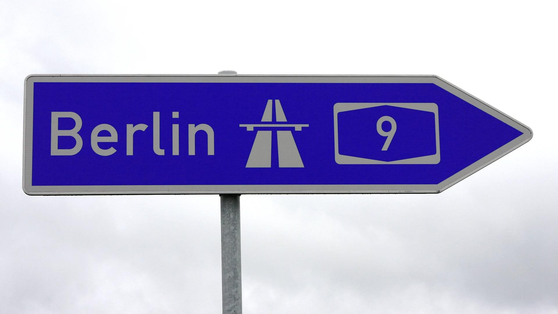 A9 Richtung Berlin: Der Berufsverkehr wurde durch einen umgekippten Lastwagen behindert. A9 Richtung Berlin: Der Berufsverkehr wurde durch einen umgekippten Lastwagen behindert.