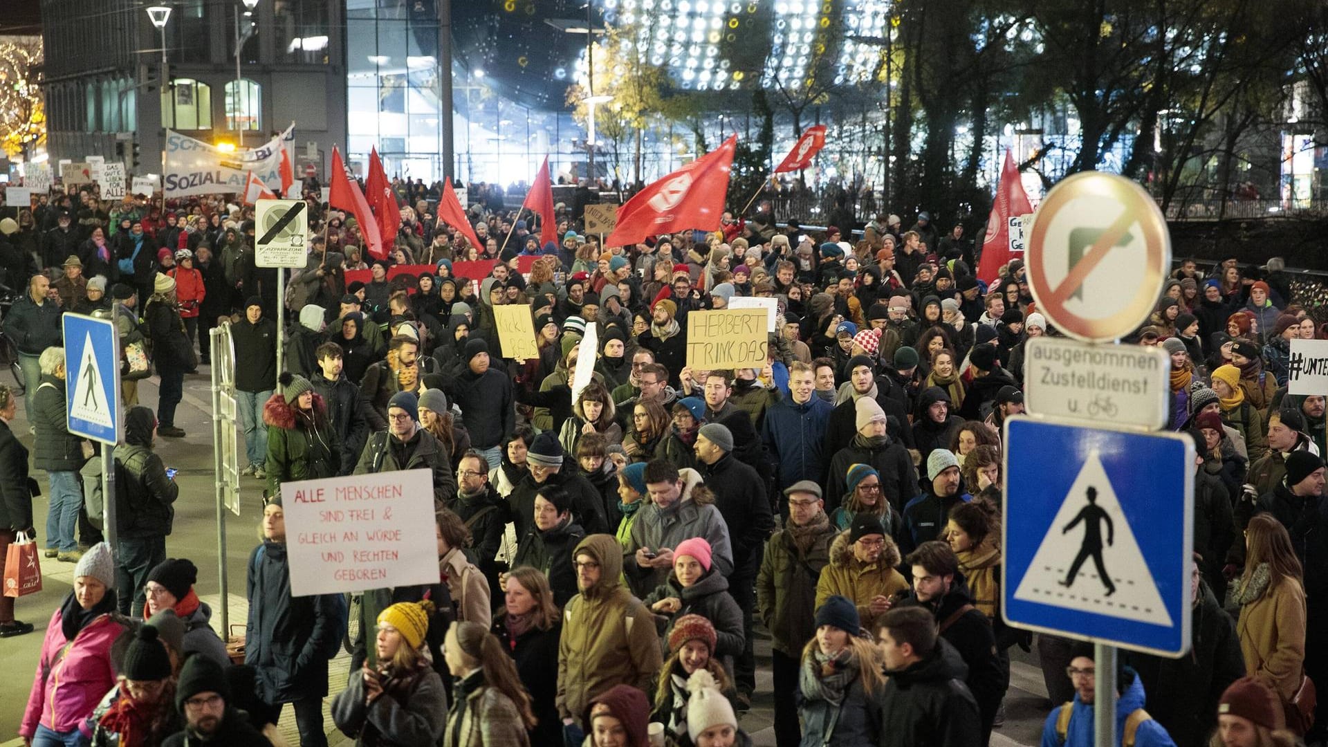 Zehntausende demonstrieren gegen die Regierung von Kurz: Trotzdem sind seine Zustimmungswerte außergewöhnlich hoch.