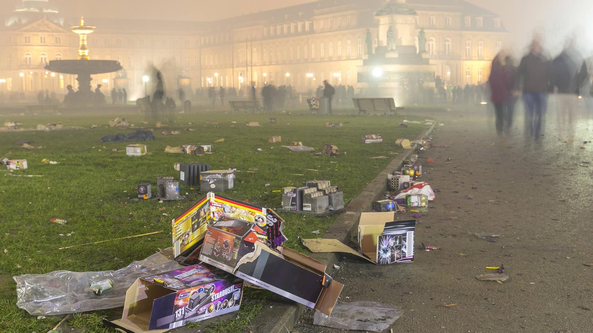 Rauch und Müll in Stuttgart: Nach der großen Silvesterknallerei bleibt schlechte Luft und ein Haufen Müll übrig.