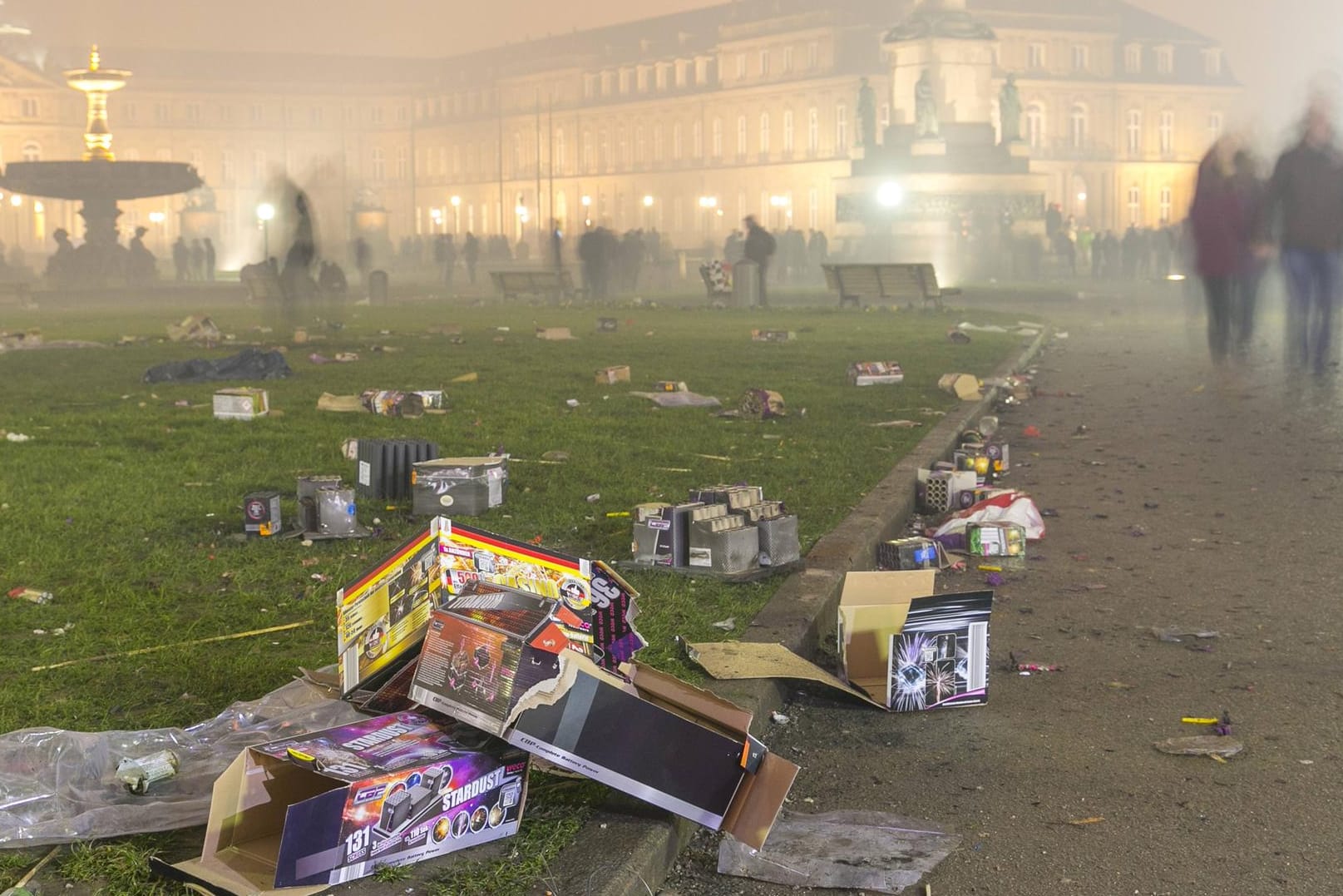 Rauch und Müll in Stuttgart: Nach der großen Silvesterknallerei bleibt schlechte Luft und ein Haufen Müll übrig.