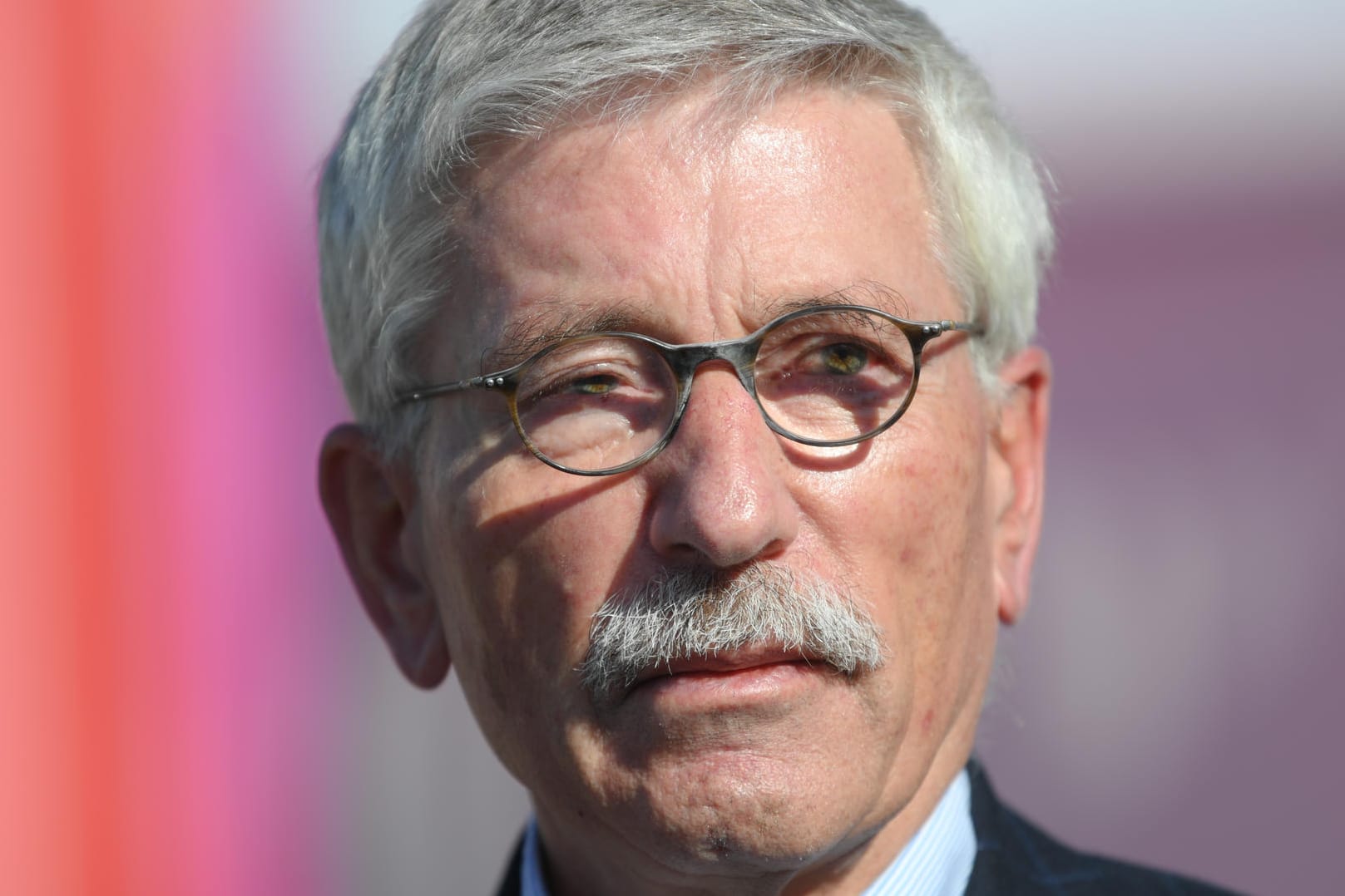 Thilo Sarrazin (SPD), umstrittener Bestsellerautor und früherer Finanzsenator von Berlin, blickt vor Beginn einer Veranstaltung im Lesezelt der Frankfurter Buchmesse in die Runde.