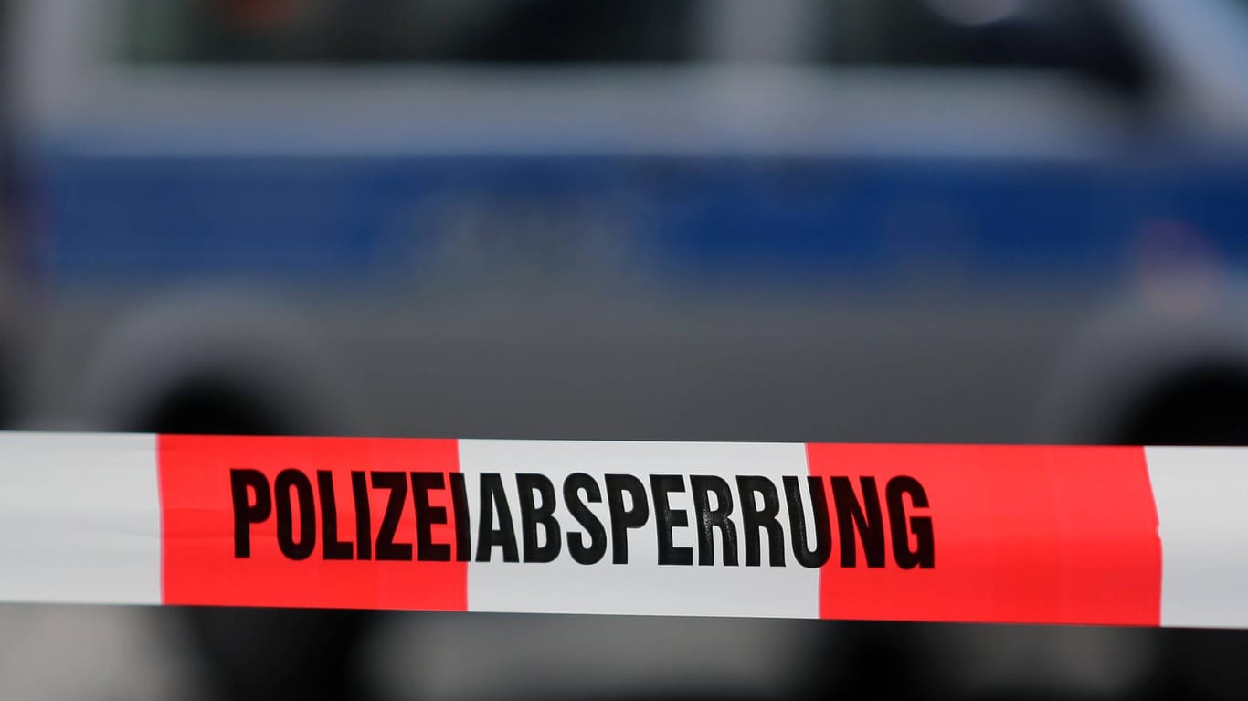 Polizeiabsperrung: In einem Waldstück in Bayern wurde ein Skelett entdeckt. (Symbolbild)