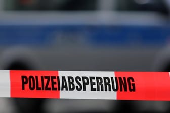 Polizeiabsperrung: In einem Waldstück in Bayern wurde ein Skelett entdeckt. (Symbolbild)