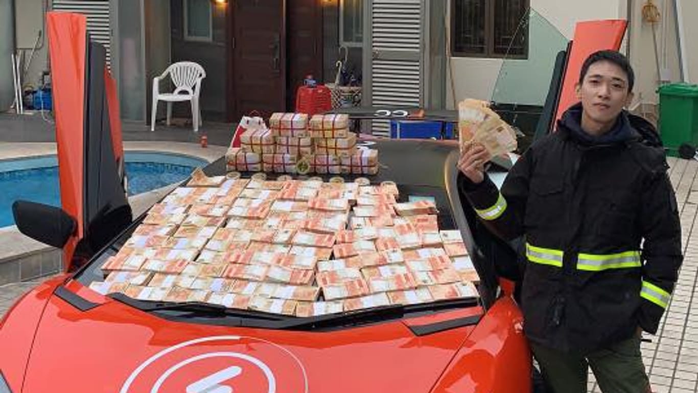Der 24-jährige Wong Ching-Kit beschreibt sich als Bitcoin-Millionär. Auf verschiedenen Facebook-Kanälen posiert er mit teuren Autos und dicken Geldbündeln.