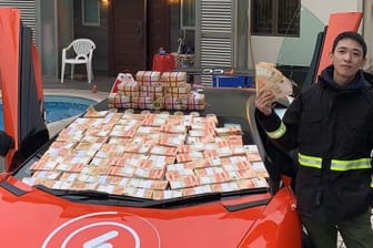 Der 24-jährige Wong Ching-Kit beschreibt sich als Bitcoin-Millionär. Auf verschiedenen Facebook-Kanälen posiert er mit teuren Autos und dicken Geldbündeln.