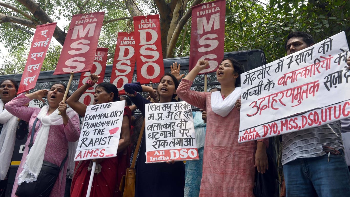 Indische Frauen demonstrieren gegen Missbrauch: Sexuelle Gewalt ist in dem Land ein großes Problem.