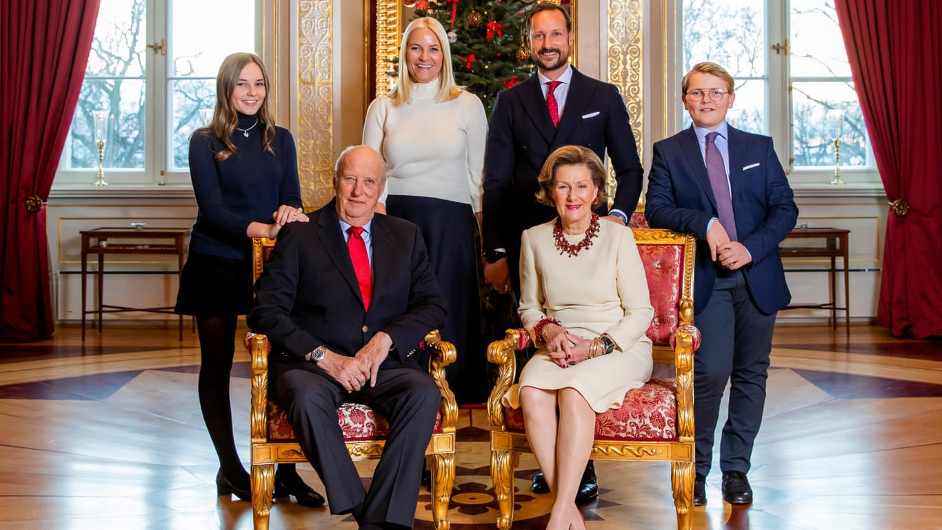 Prinzessin Ingrid Alexandra, König Harald, Kronprinzessin Mette-Marit, Kronprinz Haakon, Königin Sonja und Prinz Sverre Magnus: Die norwegischen Royals feiern im familiären Kreis.