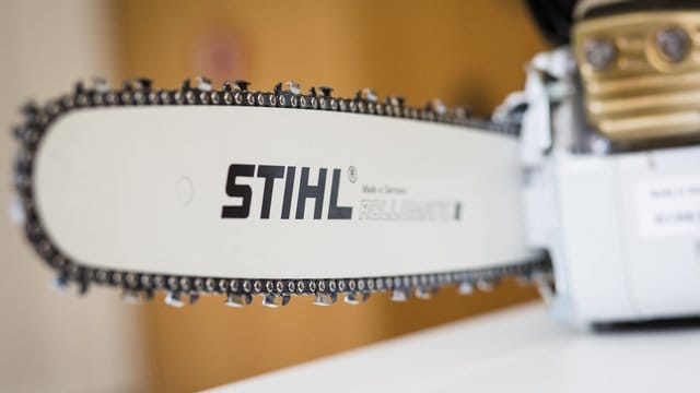 Eine Kettensäge von Stihl liegt auf einem Tisch