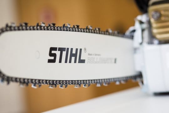 Eine Kettensäge von Stihl liegt auf einem Tisch