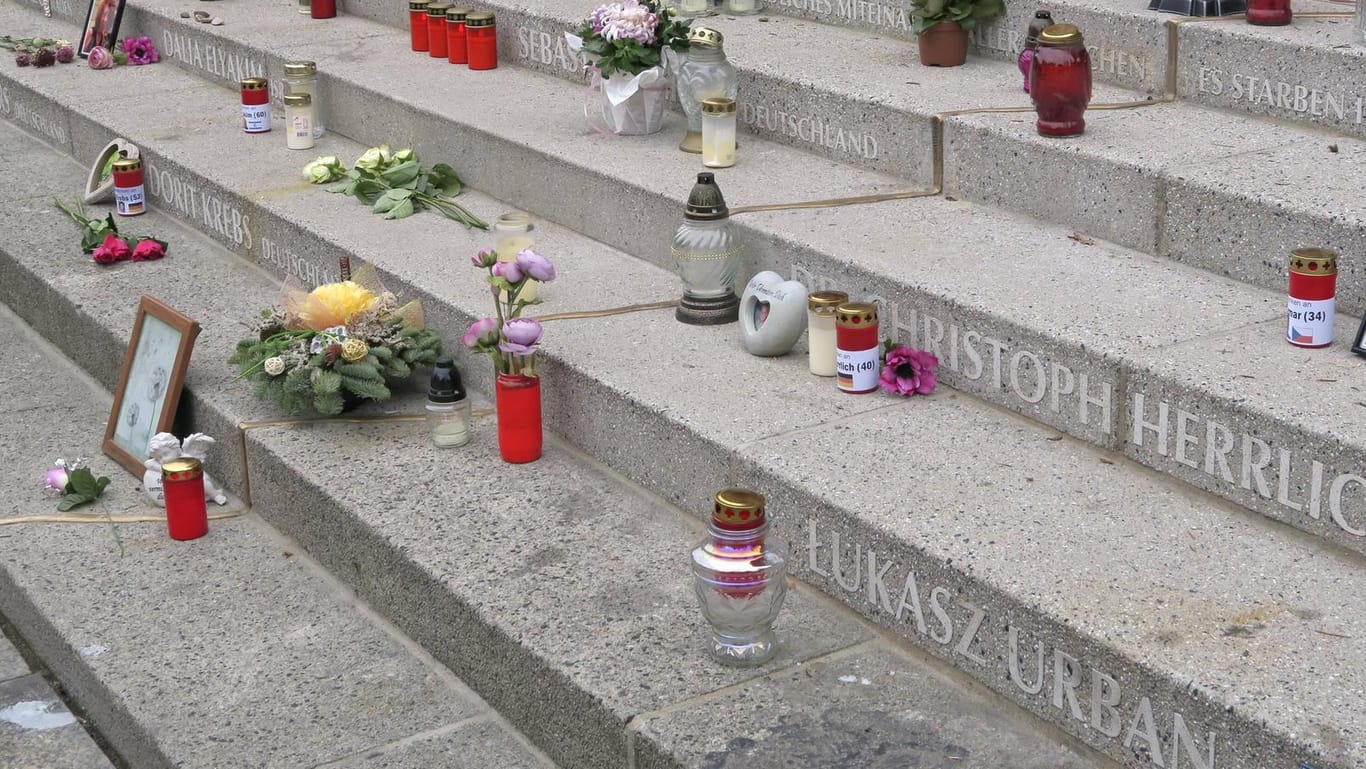 Die Gedenkstätte für die Opfer des Anschlags an der Kaiser-Wilhelm-Gedächtniskirche in Berlin: Ariel Zurawski gedenkt seinem getöteten Cousin in diesem Jahr auf seine Weise. Er habe auf den Stufen des Denkmals Zigarettenstummel gesehen.