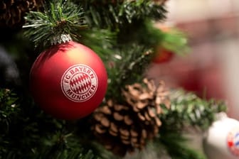 Auch eine Variante für den Weihnachtsbaum: Christbaumkugeln mit dem Logo des FC Bayern.