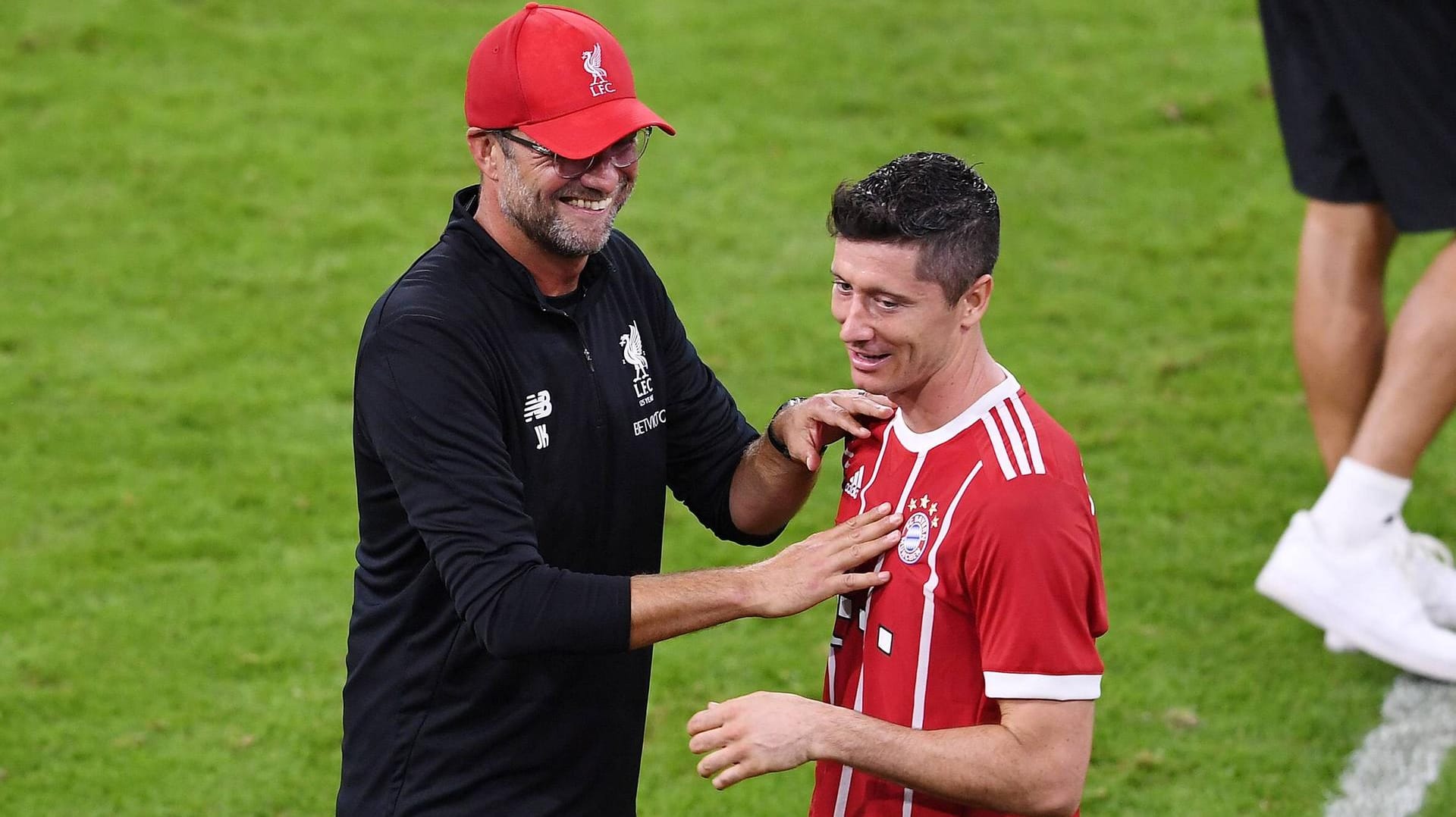 Liverpool-Coach Jürgen Klopp mit Bayern-Star Robert Lewandowski: Der Bayern-Star freut sich auf das Duell mit seinem ehemaligen Trainer aus Dortmunder Zeiten.