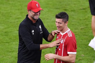 Liverpool-Coach Jürgen Klopp mit Bayern-Star Robert Lewandowski: Der Bayern-Star freut sich auf das Duell mit seinem ehemaligen Trainer aus Dortmunder Zeiten.