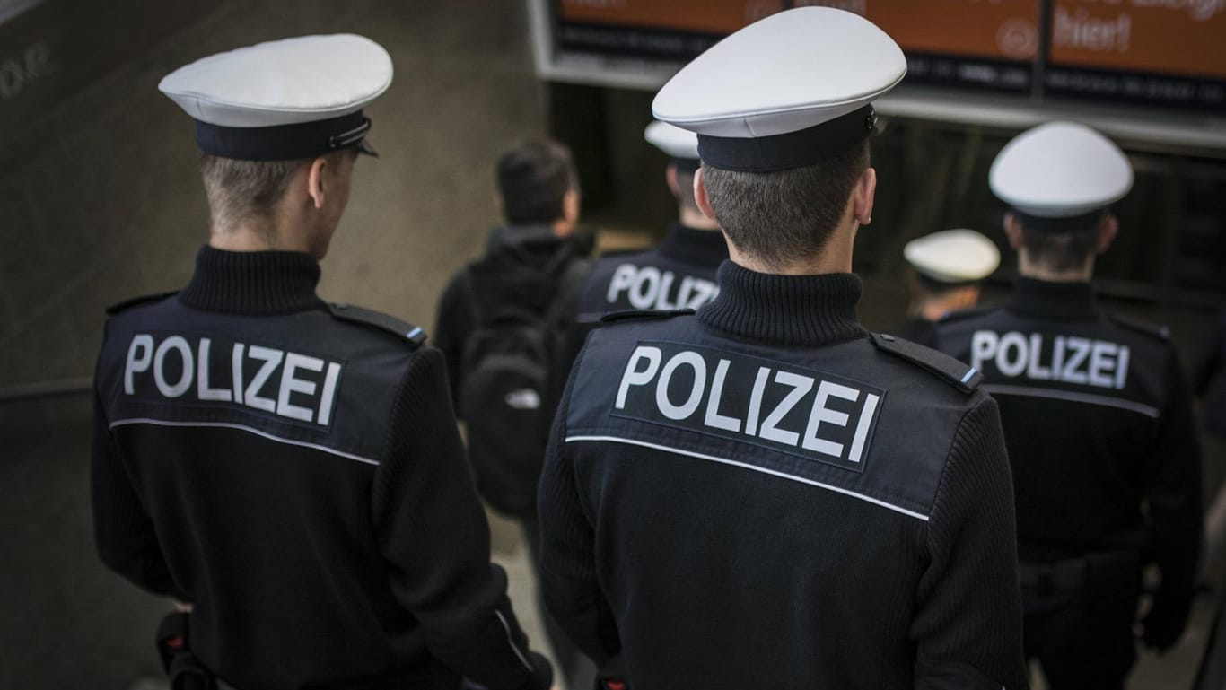 Polizisten auf Streife: In Frankfurt werden fünf Beamten der Volksverhetzung beschuldigt. (Symbolbild)