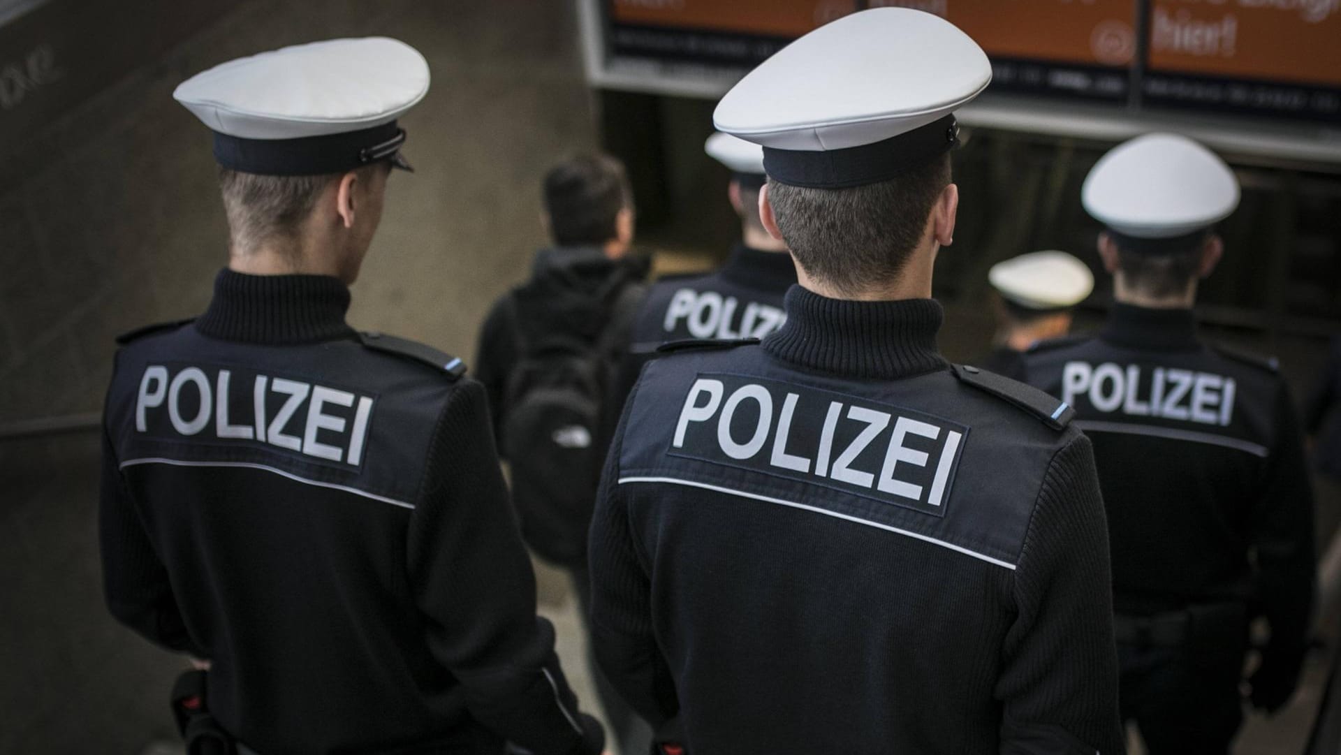 Polizisten auf Streife: In Frankfurt werden fünf Beamten der Volksverhetzung beschuldigt. (Symbolbild) Polizisten auf Streife: In Frankfurt werden fünf Beamten der Volksverhetzung beschuldigt. (Symbolbild)
