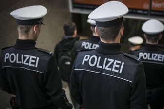 Polizisten auf Streife: In Frankfurt werden fünf Beamten der Volksverhetzung beschuldigt. (Symbolbild)