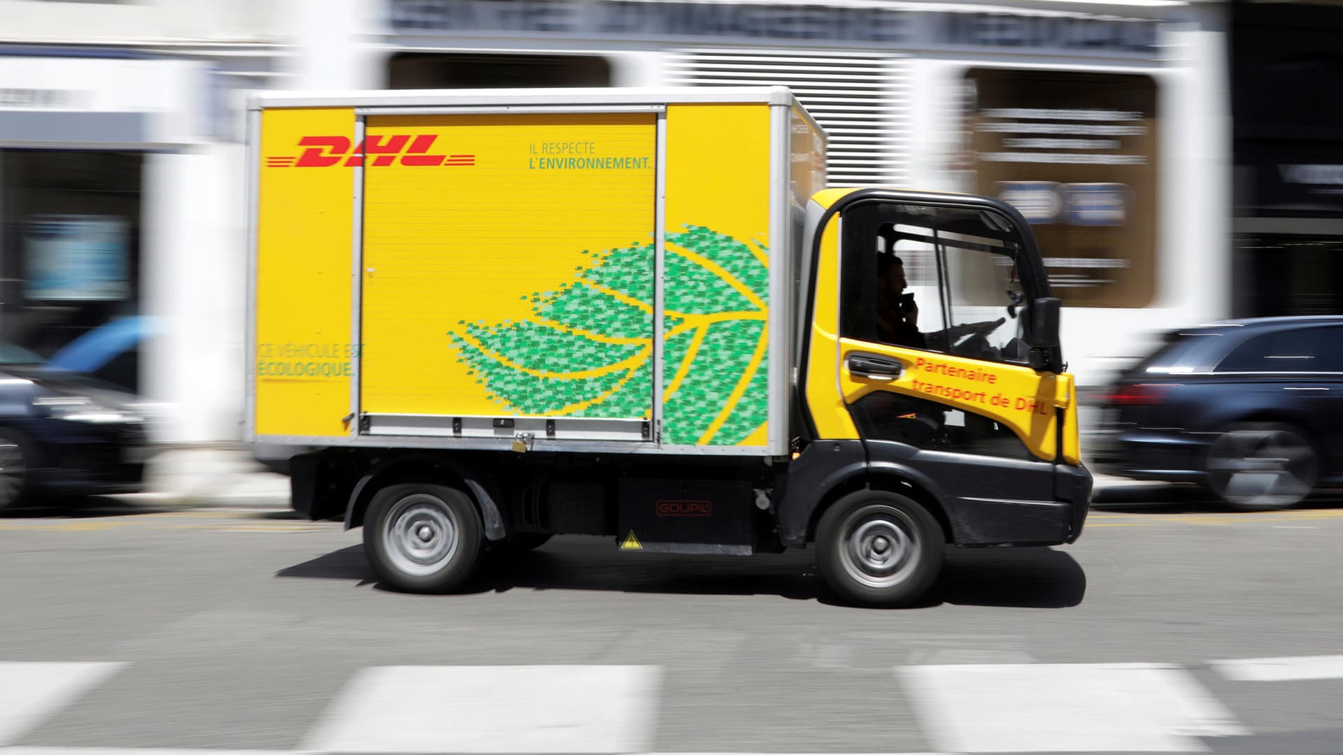 DHL-Lieferwagen: Betrüger locken Nutzer, die auf ein Paket warten, mit infizierten Mails in die Falle.