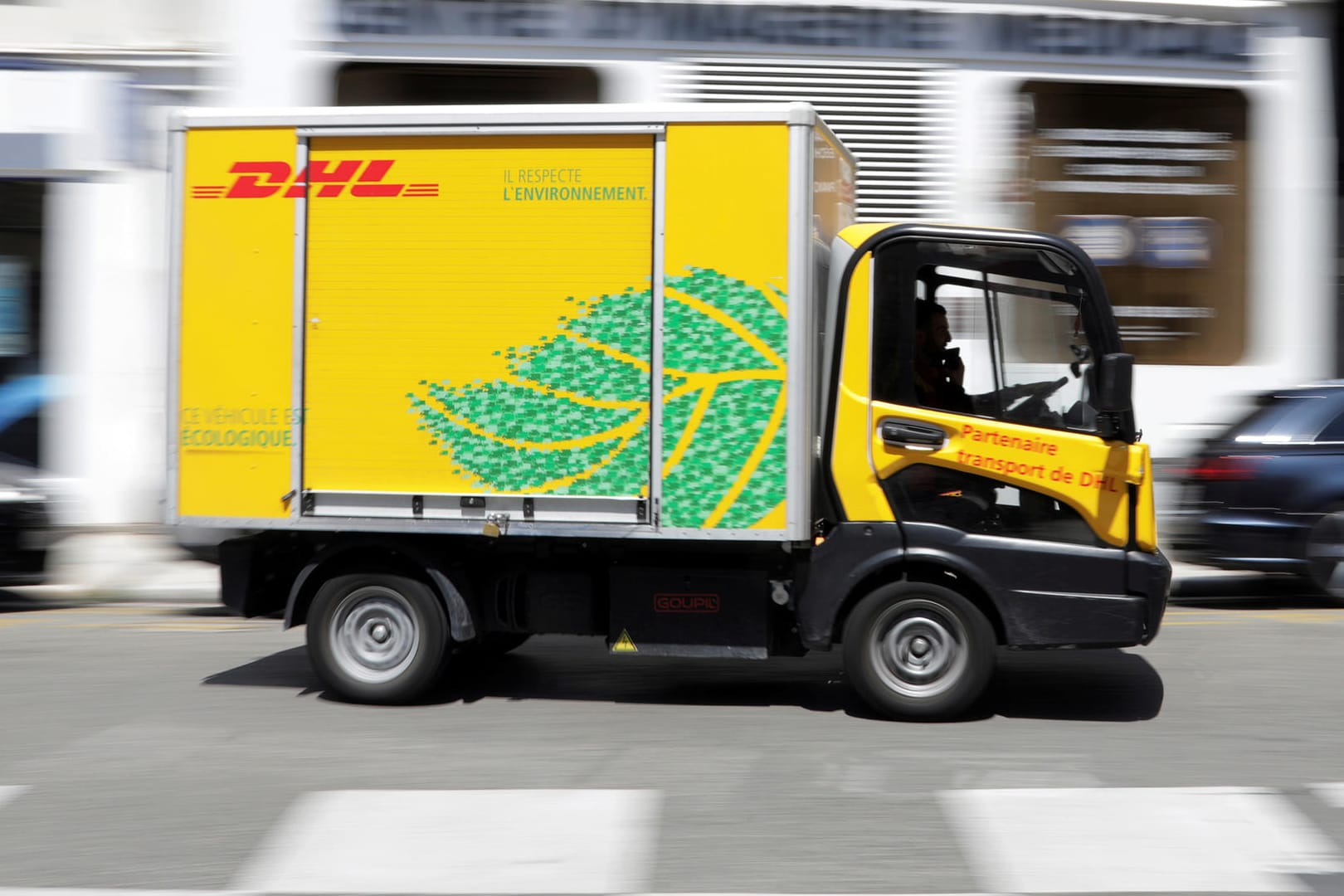 DHL-Lieferwagen: Betrüger locken Nutzer, die auf ein Paket warten, mit infizierten Mails in die Falle.