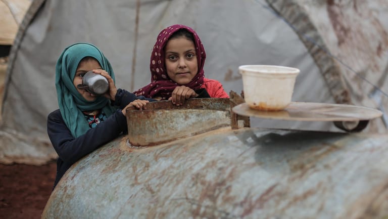 Flucht vor Krieg und Verfolgung: Vertriebene syrische Mädchen in einem Flüchtlingslager nahe der syrisch-türkischen Grenze.