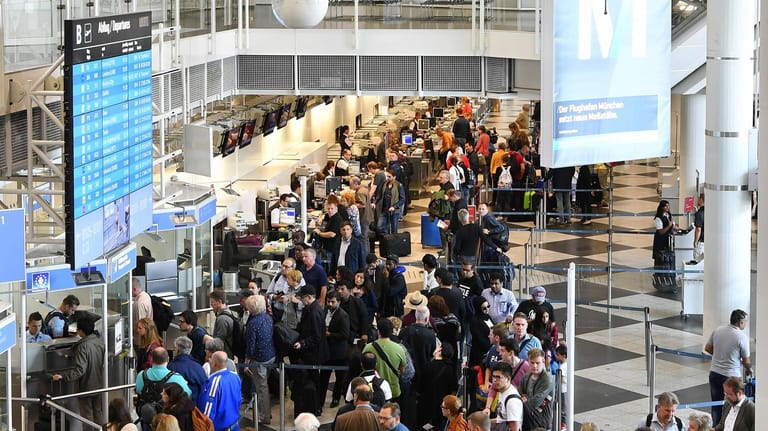 Sicherheitskontrolle am Münchner Flughafen: Mit einem Degen hatte eine Frau versucht, die Kontrolle zu passieren. (Archivbild)