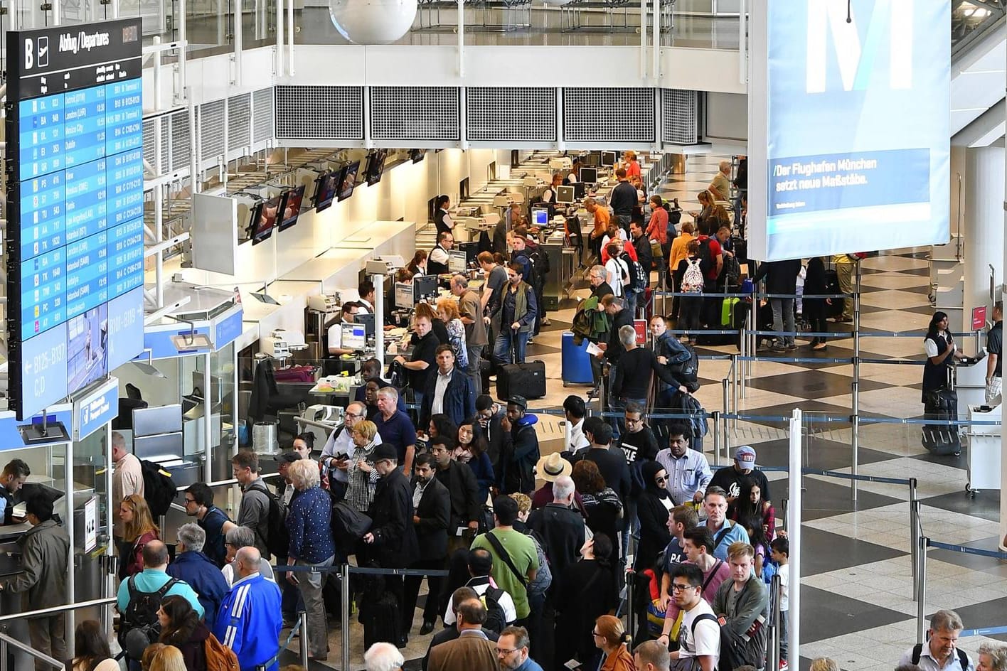 Sicherheitskontrolle am Münchner Flughafen: Mit einem Degen hatte eine Frau versucht, die Kontrolle zu passieren. (Archivbild)