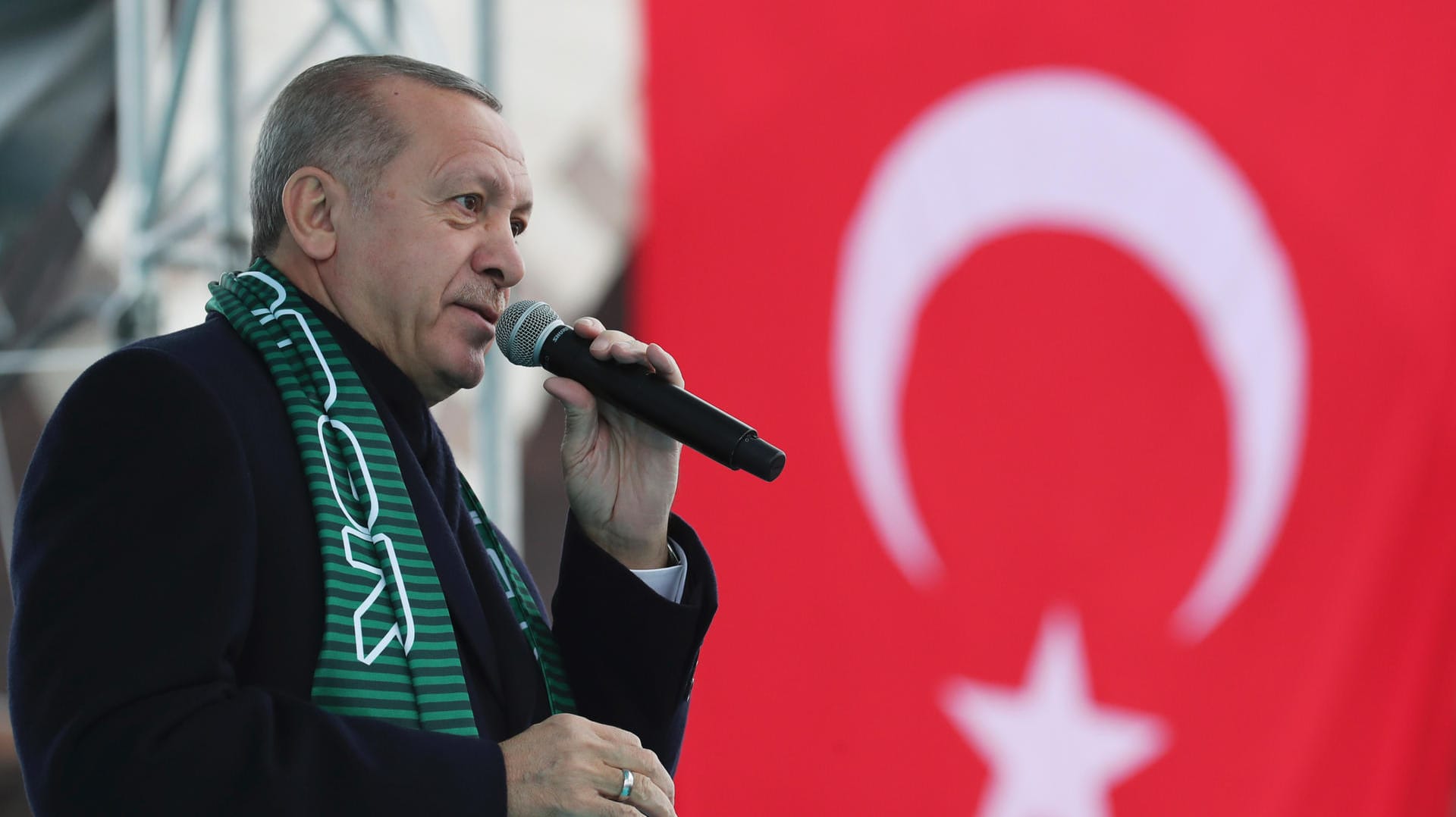 Recep Tayyip Erdogan bei seiner Rede in Konya in der Türkei: Der türkische Präsident erklärte, er wolle die Offensive gegen die Kurden östlich des Flusses Euphrat beginnen.