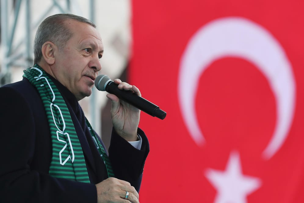 Recep Tayyip Erdogan bei seiner Rede in Konya in der Türkei: Der türkische Präsident erklärte, er wolle die Offensive gegen die Kurden östlich des Flusses Euphrat beginnen.