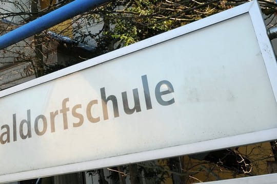 Berlins Bildungssenatorin Sandra Scheeres (SPD) hat sich in den Streit um das Kind eines AfD-Abgeordneten eingeschaltet.