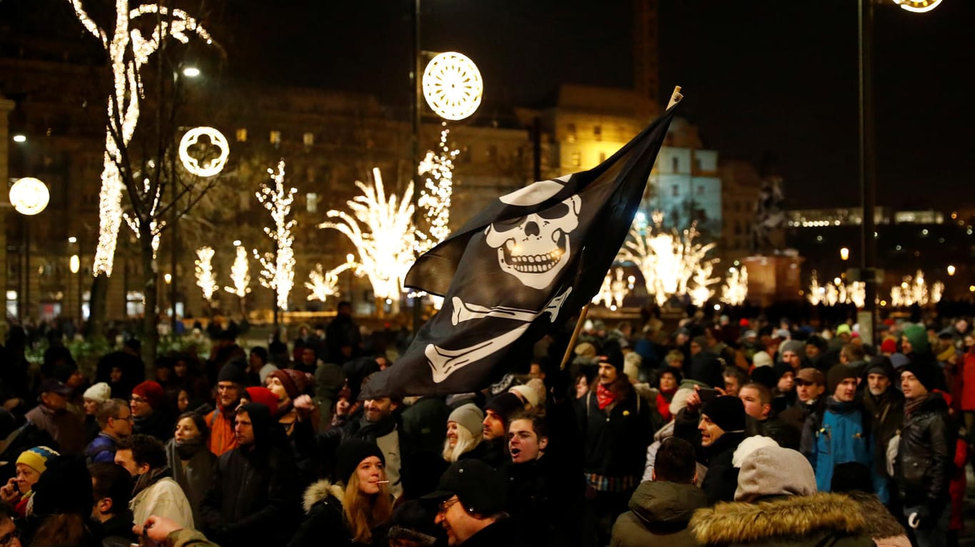 Menschen protestieren am Sonntag gegen das neue Arbeitsgesetz in Budapest: Am Montag setzen sich die Demonstrationen fort.